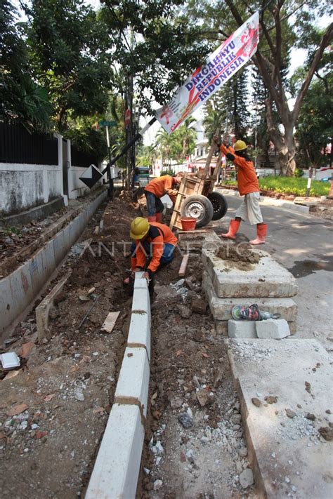 Revitalisasi trotoar Jakarta | ANTARA Foto