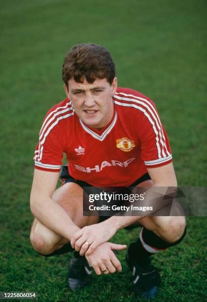 Steve Bruce Manchester United Photos and Premium High Res Pictures ...