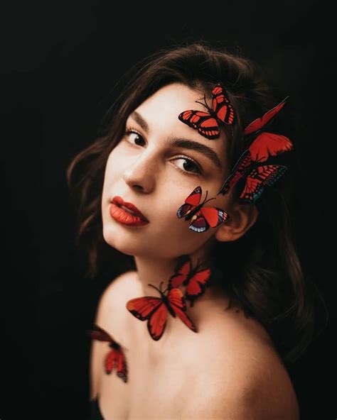 Beautiful butterfly girl ???? Mode in 2020 | Creative portrait ...