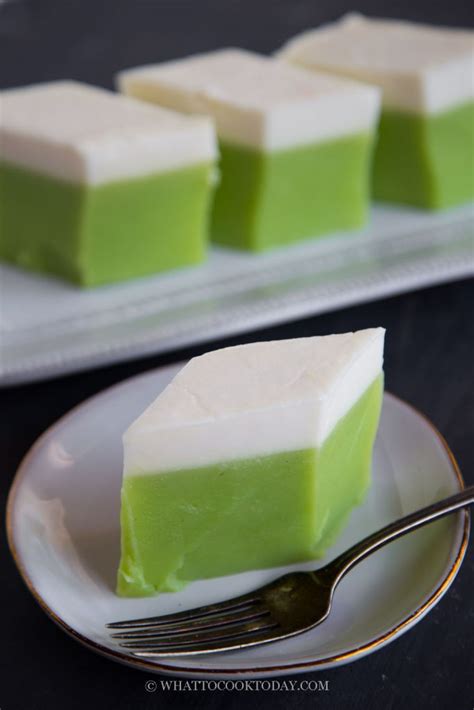 Kuih/Kue Talam Pandan (Steamed Coconut Pandan Cake)