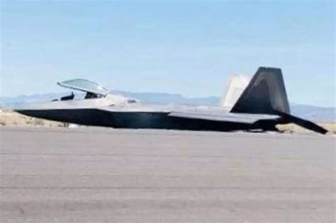 USAF F-22 RAPTOR SUFRE UN ACCIDENTE DURANTE EL DESPEGUE.