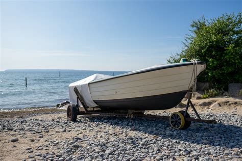 8 Tips for Barnacle Removal | Boats.net