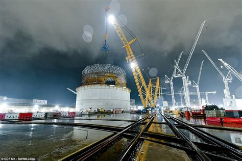 Big Carl takes the strain: World's largest crane lifts steel ring into ...