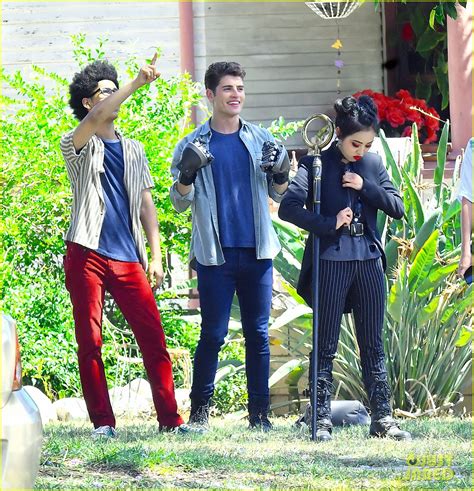 Gregg Sulkin Uses His Superpower Gloves on 'Runaways' Set: Photo 4134270 | Photos | Just Jared ...