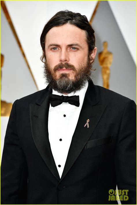 Casey Affleck Explains His Beard on Oscars 2017 Red Carpet: Photo ...