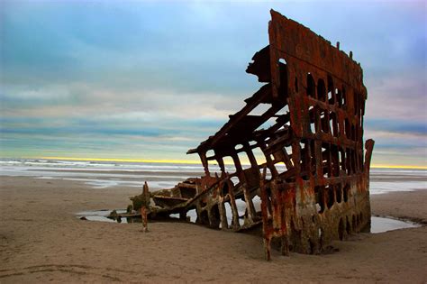 100-Year-Old Peter Iredale Shipwreck at Fort Stevens State Park ...