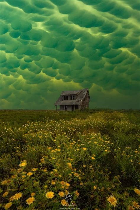 Mammatus clouds from tornado, South Dakota : r/interestingasfuck