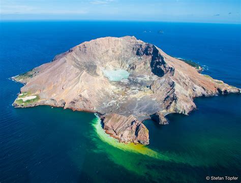 Aerial view of White Island, Whakaari Volcano, Bay of Plenty, New Zealand ωнιмѕу ѕαη∂у | New ...