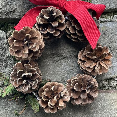 Make a pinecone wreath - Mud & Bloom