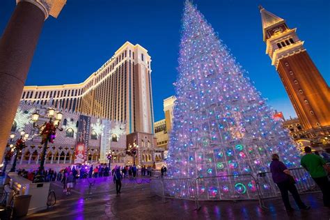 Las Vegas Decks The Halls For The Holiday Season | Vegas holiday, Las ...