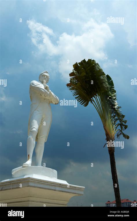 Statue of Sir Thomas Stamford Raffles Stock Photo - Alamy