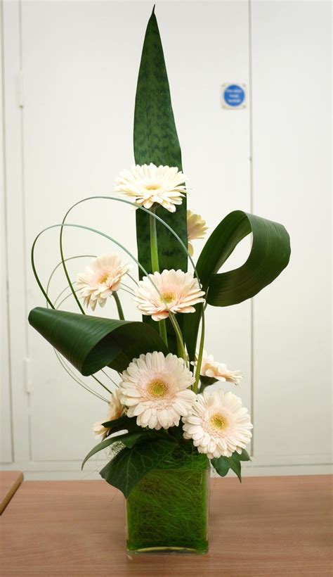 Types Of Flower Arrangement, Contemporary Flower Arrangements, Creative ...