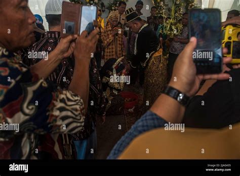 The wedding of residents, Sri Wahyuni and Yudi Pratama Lubis took place using Javanese culture ...