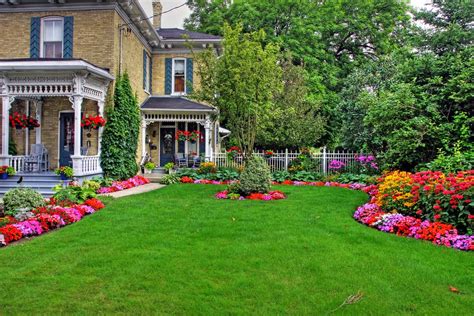 22 Fabulous and Welcoming Front Porch Garden Ideas