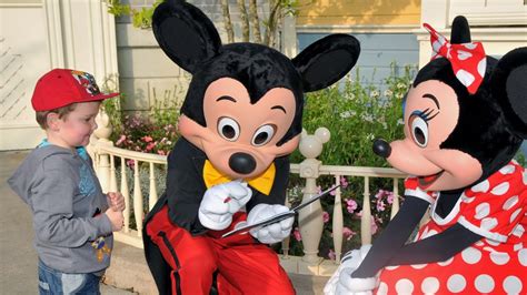 Meeting Mickey Mouse and Minnie Mouse at Disneyland Paris - YouTube