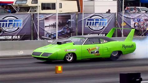 Plymouth Roadrunner Superbird dragster MASSIVE BURNOUT @ Dragracing ...