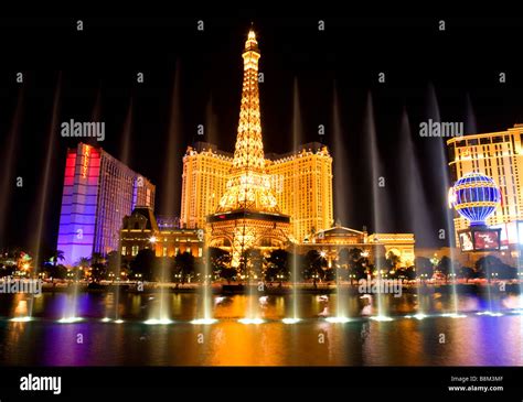 Bellagio Fountains with the Paris and Bally's casino & hotel in the Stock Photo: 22569583 - Alamy