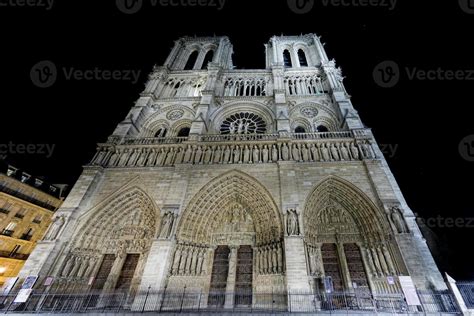 notre dame paris night view 19084165 Stock Photo at Vecteezy