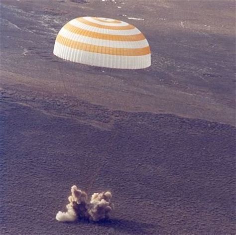 Space in Images - 2004 - 03 - Soyuz capsule during landing