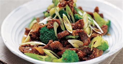 Crispy chilli beef with broccoli recipe - olivemagazine