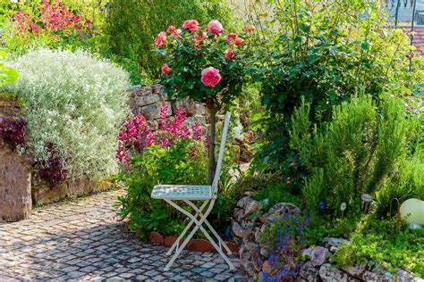 How to Create an English Cottage Garden