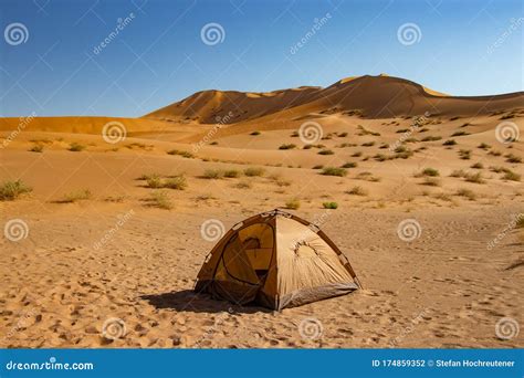 Camping in the Dunes in the Desert of Rub Al Khali or Empty Quarter ...