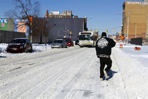 20 photos: Walking downtown following Detroit’s historic snowfall – Motor City Muckraker