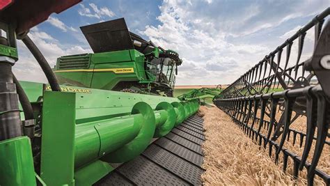 Huge John Deere X9 combine aims to conquer competition - Farmers Weekly