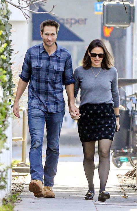 Jennifer Garner and Boyfriend John Miller Hold Hands on Lunch Date