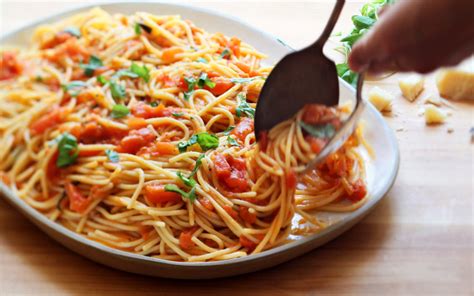 Immunity-Boosting Fresh Tomato Sauce with Pasta - Dr William Li