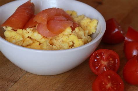 Scrambled eggs with smoked salmon, really - Foodlets