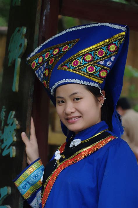 zhuang | Traditional outfits, Traditional dresses, World cultures