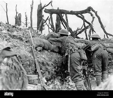 First world war british soldiers trenches western front wwi troops hi-res stock photography and ...