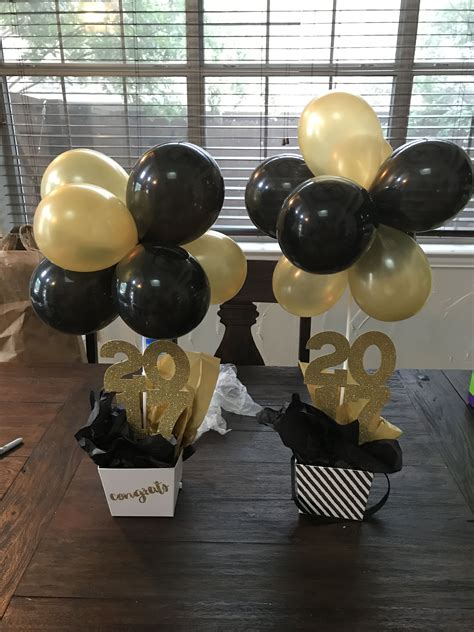 Balloons balls with 2017 Centerpieces | Decoraciones para fiesta de graduado, Fiestas de ...