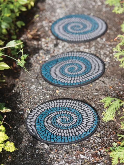 Mosaic Swirl Stepping Stone Recycled Rubber | Gardener's Supply