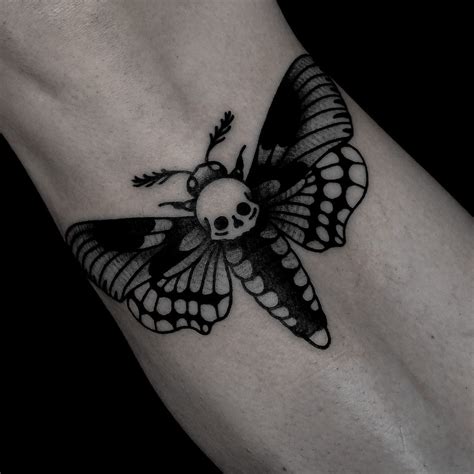 Deaths head hawk moth tattoo by satanischepferde #erfurt #moth #mothtattoo #traditional #insect ...