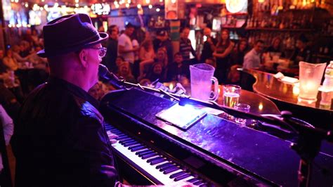 Dance, party and sing to your favorite songs at NYC's original Dueling Piano Bar - ABC7 New York