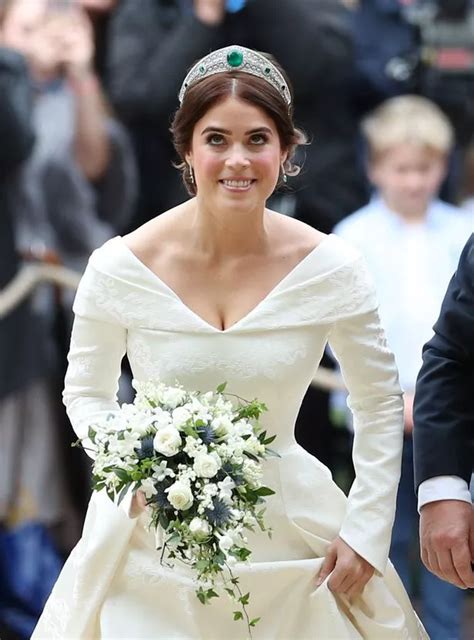 Royal wedding: Lady Louise Windsor battles with her dress and a page ...