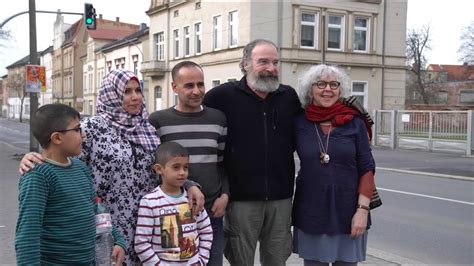 Mandy Patinkin’s Emotional Reunion With A Syrian Family In Germany - YouTube