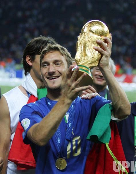 √ Francesco Totti 2006 - Francesco Totti With The World Cup Editorial ...