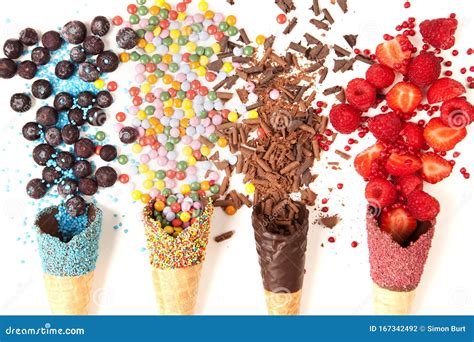 Conos De Helado Con Tapones Coloridos Foto de archivo - Imagen de ...