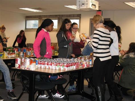 FCS students food drive - News - Illinois State