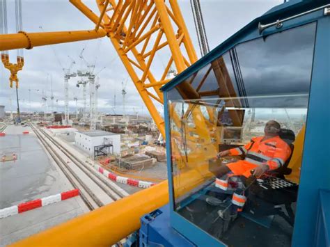 Meet 'Big Carl,' the world's largest crane, which can lift 3,000 tons ...