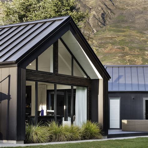 A modern take on the ski chalet, this black-clad home made from Stria cladding is perfection ...