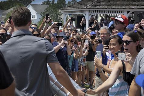 N.J.’s Stanley Cup star returns home to a celebration from neighbors (PHOTOS) - nj.com