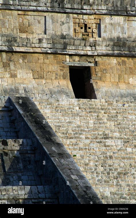 The top of Kukulkan pyramid in Chichen-Itza, temple entrance Stock ...