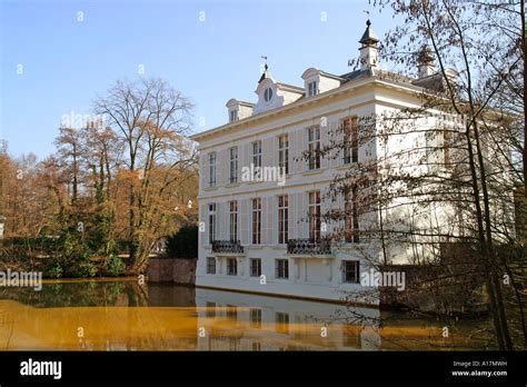 A mansion surrounded by a moat Stock Photo - Alamy