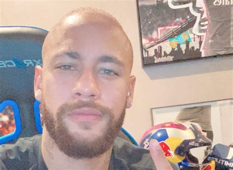 Novo Estilo: Depois de pintar cabelo de rosa, Neymar aparece careca - Portal do Brejo - Seu ...