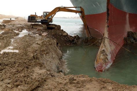 In pictures: Container ship blocking the Suez Canal finally on the move - BBC News