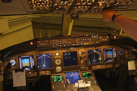 767-400 flight deck at night | Roman Dolinsky | Flickr